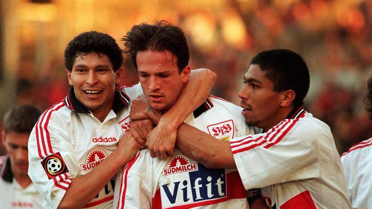 Auch Elbers Entwicklung schauen sich die Bayern zuerst bei einem Liga-Konkurrenten an. Nachdem sich der Brasilianer als Bestandteil des "magischen Dreiecks" in drei Jahren beim VfB Stuttgart in den Kreis der Elitestürmer der Bundesliga geschossen hatte, schnappen die Münchner zu