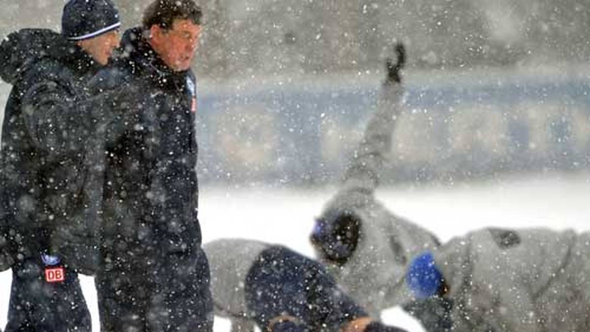 2012 sorgt Hertha BSC für die Sensation, als die Trainer-Verpflichtung von Altmeister Rehhagel bekannt gegeben wird. Der gebürtige Essener soll die "alte Dame" vor dem Abstieg bewahren und lässt dafür auch bei Minusgraden und Schnee trainieren