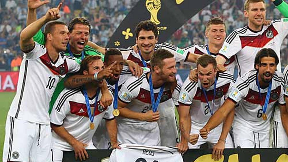 Bei den Feierlichkeiten nach dem Finale waren die Gedanken des DFB-Teams auch bei Reus. Sein guter Kumpel Mario Götze packte Reus' Trikot aus - die DFB-Jungs hielten es gemeinsam hoch