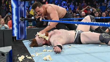 Sheamus (u., mit The Miz) traf bei WWE SmackDown Live ein besonderer Einschlag