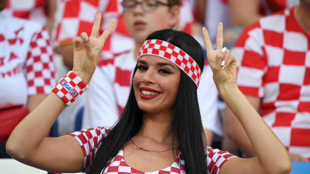 Die Kroatin hat ihr Outfit abgestimmt. Armband, Oberteil und Bandana sind gar nicht kleinkariert, sondern im Schachbrettmuster der kroatischen Fahne