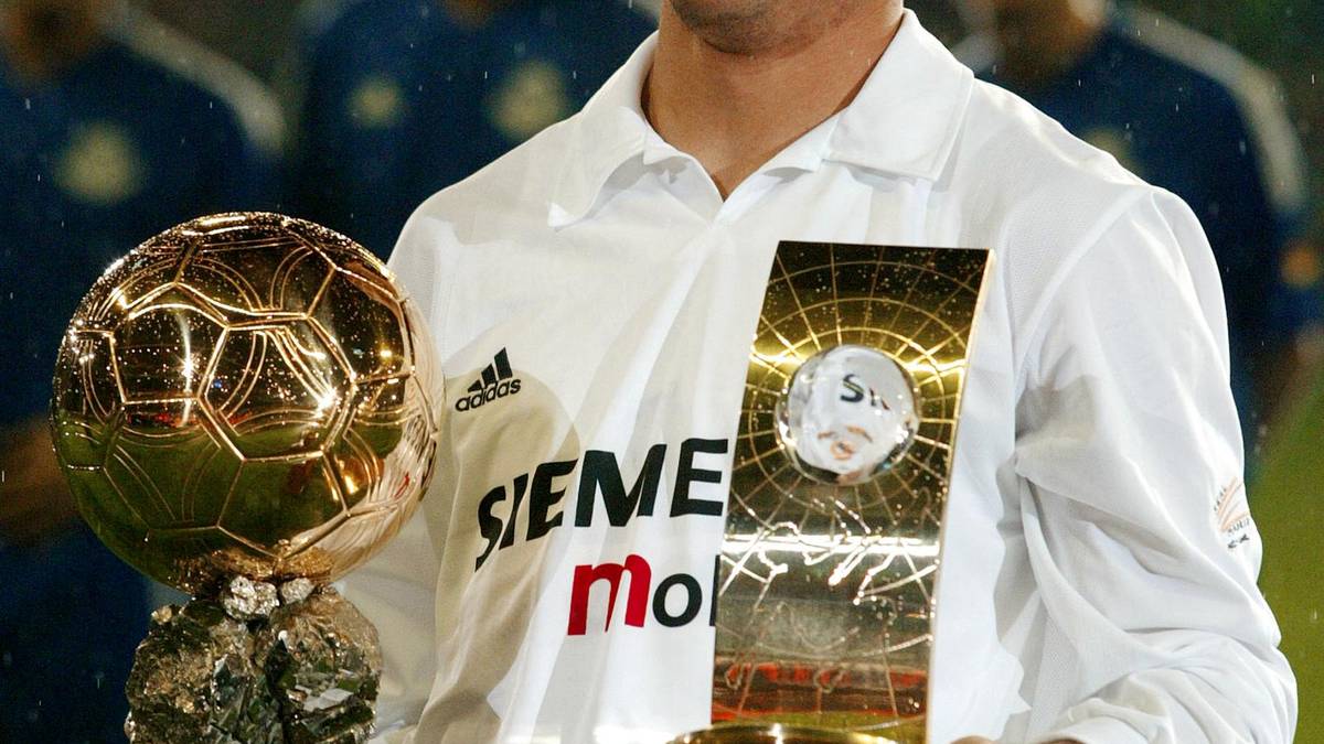 RONALDO: Der Brasilianer siedelt mit 17 Jahren nach Europa über, genauer gesagt nach Eindhoven. Er durchläuft die Stationen Inter und Barcelona bevor er in Madrid seine größte Zeit als Fußballer erlebt. Gleich zweimal wird er Weltmeister, als 17-Jähriger 1994 und als 25-Jähriger 2002. Dabei ist er bester Torschütze und trifft im Finale gegen Deutschland doppelt.