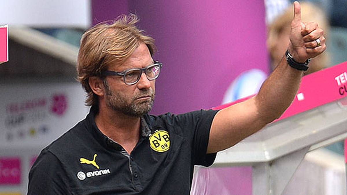 Jürgen Klopp und sein BVB sichern sich 2011 und 2012 drei nationale Titel und machen die Achterbahn-Neunziger endlich vergessen. Ein letzter Rekord aus grauer Vorzeit fällt am 5. Spieltag gegen den VfB Stuttgart. Klopp löst Trainerlegende Ottmar Hitzfeld mit seinem 209. Bundesligaspiel als BVB-Rekordtrainer ab. Insgesamt ist Klopp mit 311 Bundesligaspielen aber noch ein rechter Benjamin in der Trainergilde. SPORT1 zeigt die Trainer-Dauerbrenner der Bundesligahistorie