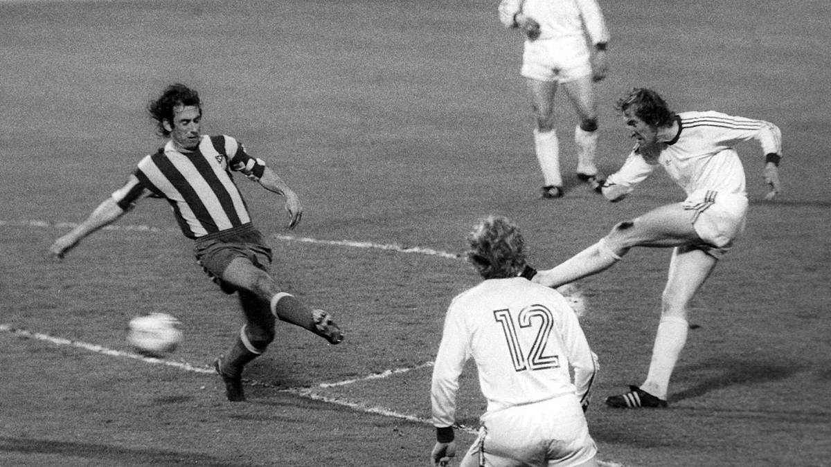 PLATZ 19: GEORG "KATSCHE" SCHWARZENBECK - Ohne diesen Schuss wäre Bayern um einen großen Moment ärmer. Der legendäre Vorstopper erzielte 1974 im Finale des Europapokals der Landesmeister den Ausgleich in der 120. Minute gegen Atletico Madrid - und erzwang damit das Wiederholungsspiel, das Bayern 4:0 gewann