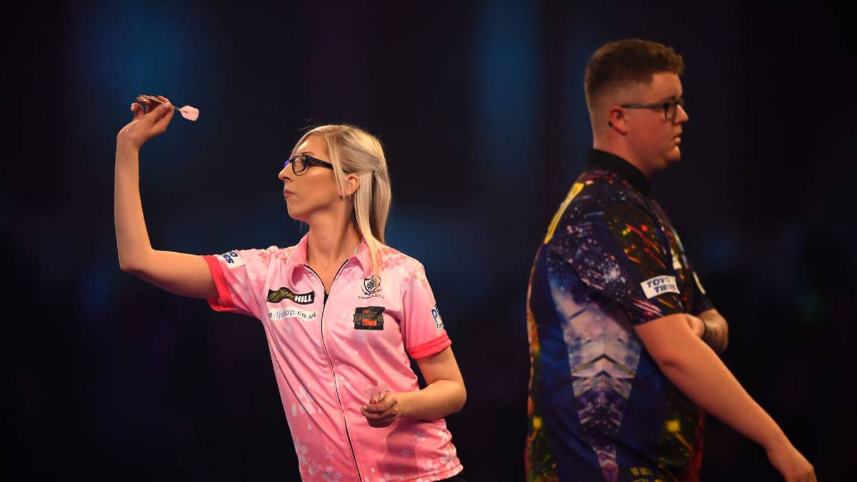 Obendrein trumpft sie mit beeindruckenden Zahlen auf: Insgesamt zehn 180er, gegen Suljovic eine Doppelquote von fast 70 Prozent und mehrere Highfinishes legt sie bei ihrem Märchen hin. 2022 gewinnt die Engländerin das erste Women's World Matchplay und tritt dadurch zum dritten Mal bei der PDC-WM an