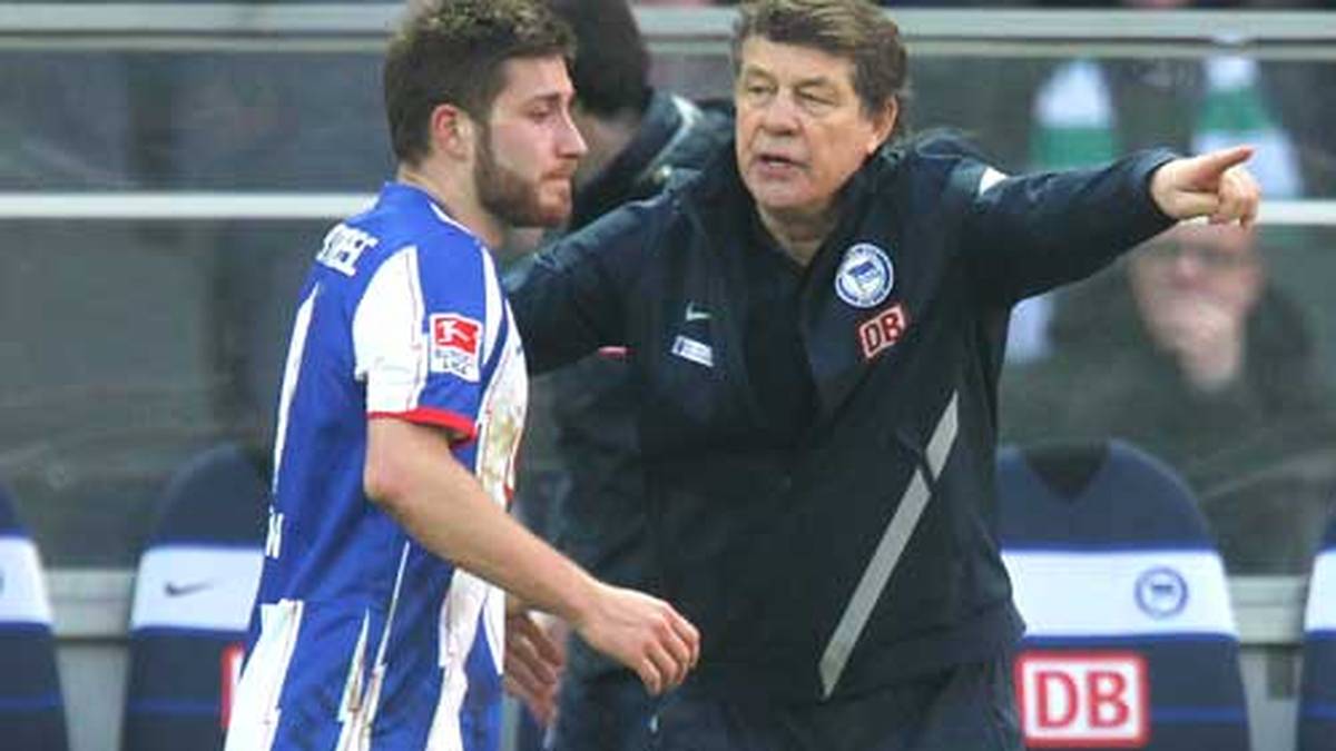 Rehhagel versucht, durch die Nähe zu den Spielern ein Wir-Gefühl aufkommen zu lassen. Unter der Trainer-Legende heißt es für die Akteure: "Attack, Attack, Go." Aber "König Ottos" Zauber kann die Hertha nicht mehr retten