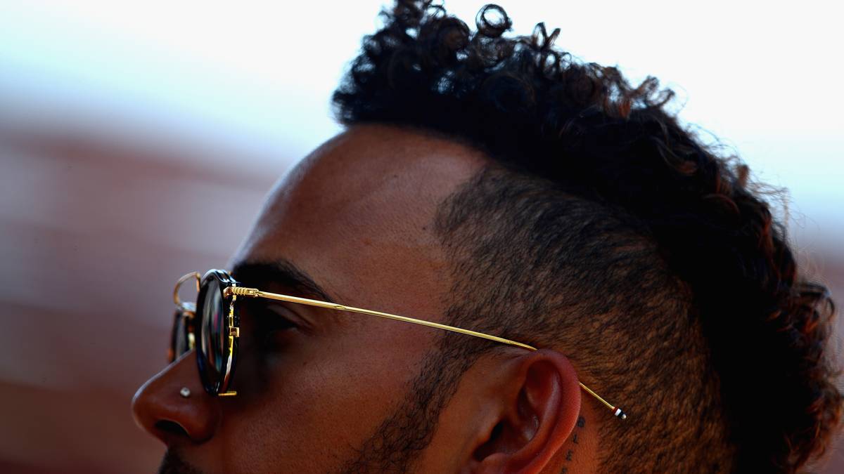 Da will sich sein Rivale Hamilton natürlich nicht lumpen lassen und präsentiert ebenfalls einen Undercut-Schnitt - wenngleich nicht ganz so extrem wie bei Vettel