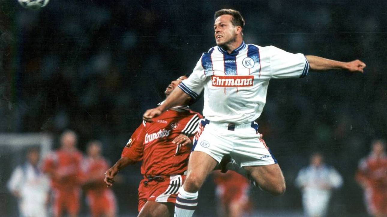 Gunther Metz (r.) gewinnt das Kopfballduell gegen Ratinho im Bundesliga-Derby zwischen dem Karlsruher SC und dem 1. FC Kaiserslautern