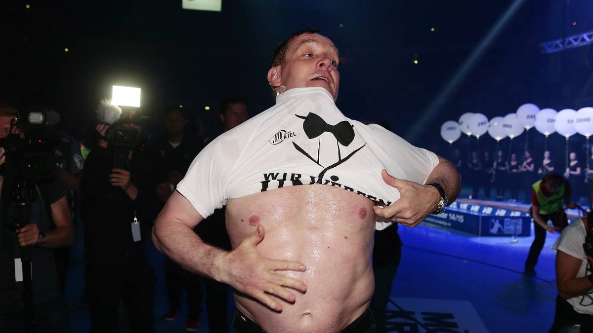 2015: Ein Jahr später ist den Kielern um Trainer Alfred Gislason nach dem 20. Titel die Erleichterung anzusehen. Nur einen Sieg hat der THW am Ende Vorsprung auf die Löwen. Bis zum 27. Spieltag sind die Mannheimer noch gleichauf. Im direkten Duell am 28. Spieltag gibt es ein 23:23, am 30. Spieltag leisten sich die Rein-Neckar Löwen dann in Wetzlar (27:31) den entscheidenden Patzer