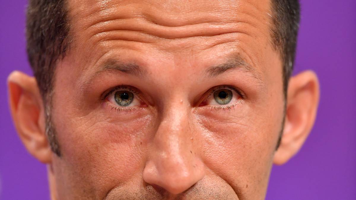 Einzig Hasan Salihamidzic äußert sich etwas ausführlicher zum Trainer: "Niko Kovac und ich schätzen uns gegenseitig. Wir müssen uns kein Küsschen geben. Das ist keine Dschungelshow. Die Spieler gehen selbstkritisch mit sich um. Die Arbeit eines ganzen Klubs sofort in Frage zu stellen, geht gar nicht. Ich war entsetzt, wie unverschämt die Kritik war."  