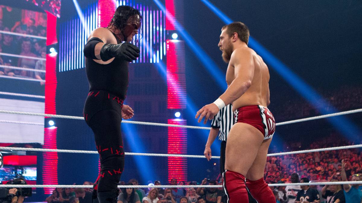 3. SEPTEMBER 2012 - Kane (wieder mit Maske) und Daniel Bryan, ein ungleiches Duo, das durch Zufall zu Tag-Team-Gold gelangte und hinterher vom WWE-Regime zu einem Paarberater (!) gezwungen wurde, um besser zu harmonieren. Skurriler Höhepunkt: eine Umarmungs-Therapie im Ring