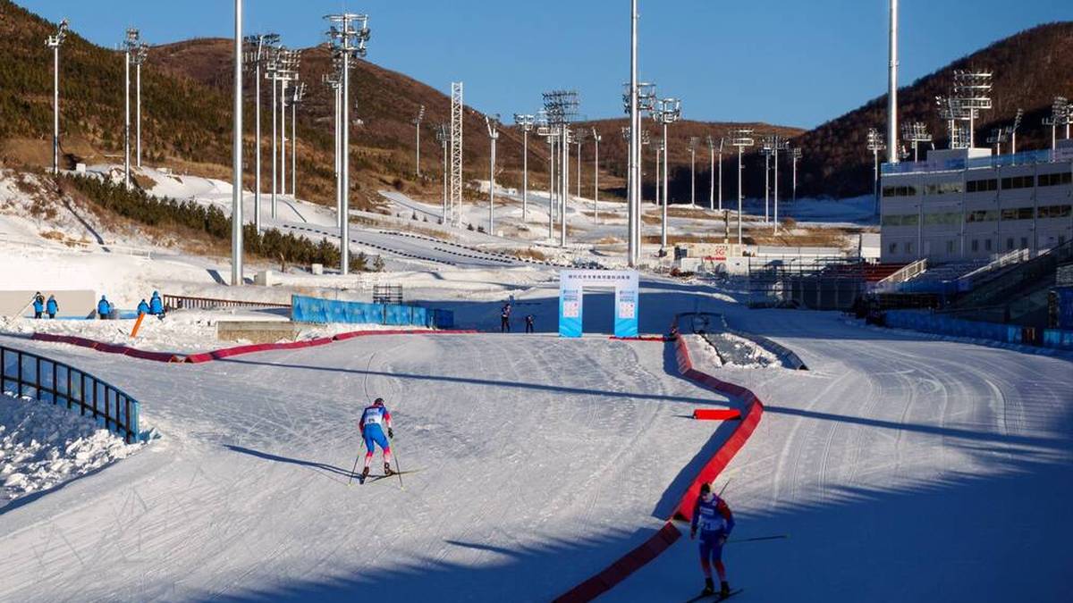 Im Nationalen Biathlonzentrum 180 km von Peking entfernt sollen insgesamt elf Wettbewerbe ausgetragen werden. Nach Olympia wird das Zentrum als Touristenort zur Verfügung stehen