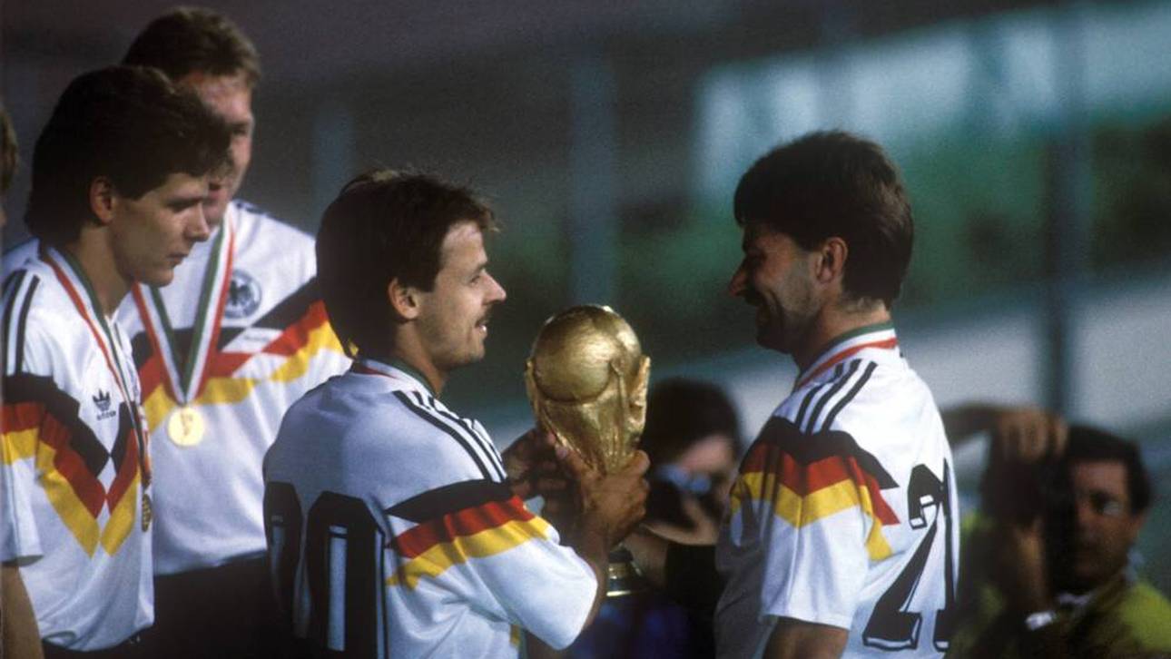 Olaf Thon (Mitte) mit dem WM-Pokal