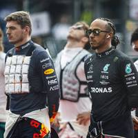 Das Verhältnis zwischen Max Verstappen und Lewis Hamilton gilt gemeinhin als schwierig. Nun bricht einer der Fahrer das Schweigen und schildert seine Sicht der Dinge.