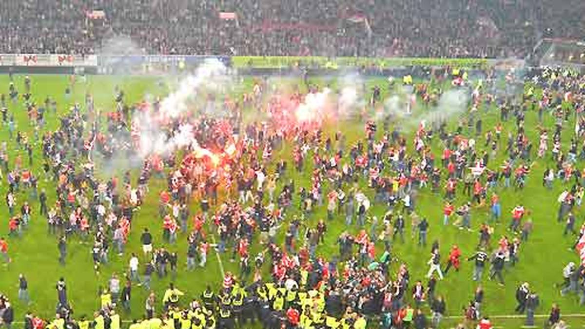 Nach drei Siegen in zwölf Spielen rettet sich die "Alte Dame" zwar noch in die Relegation, steigt nach dem Skandalspiel bei Fortuna Düsseldorf aber doch endgültig ab. Das Intermezzo mit "König Otto" dauert nur drei Monate