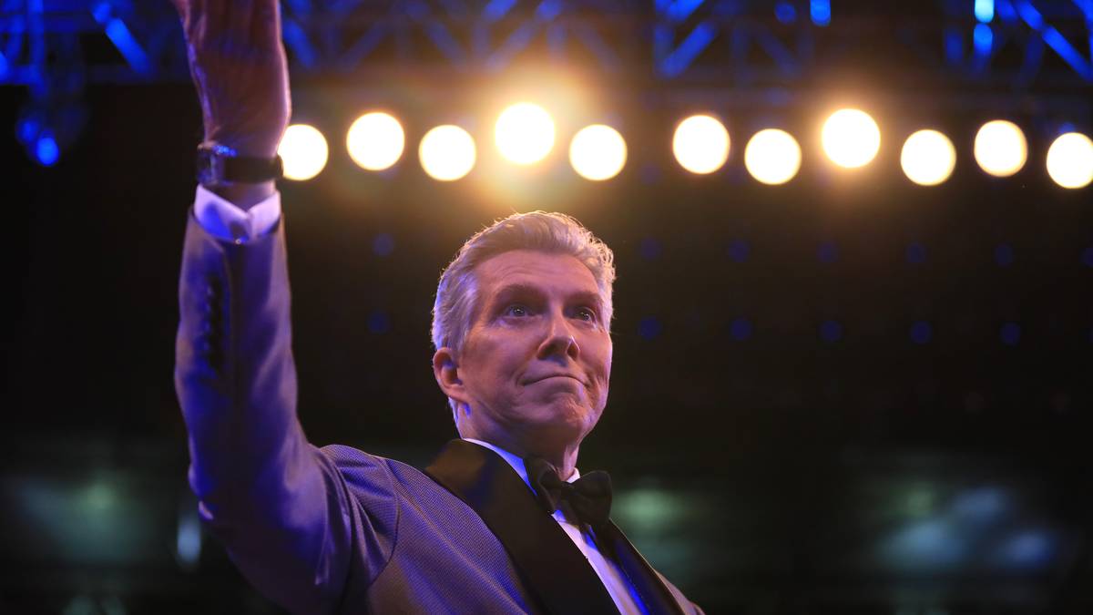 Niemand Geringeres als Michael Buffer bittet die beiden Kämpfer in den Ring. Sein berühmtes "Lets get ready to rrrrruuuuummmmbbbblllleeee" darf natürlich nicht fehlen