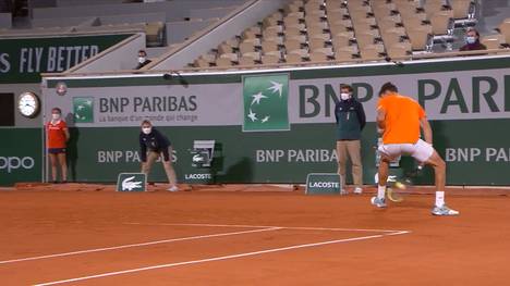 Novak Djokovic wackelt im Viertelfinale der French Open gegen Pablo Carreno Busta - zumindest zu Beginn. Letztendlich setzt sich der Weltranglistenerste aber klar durch.