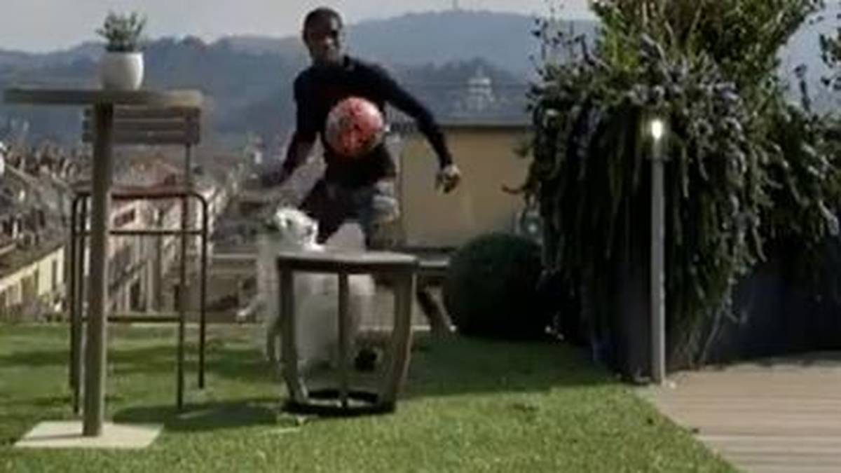 Juve-Star Douglas Costa trainiert sogar mit Ball. In einem Instagram-Video zeigte sich: Sein Hund ist mindestens genauso so heiß auf den Ball, wie so mancher Gegenspieler