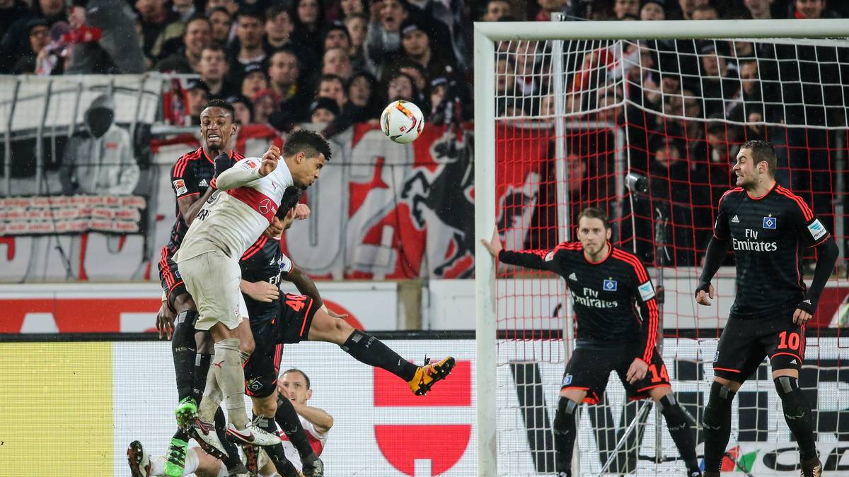 Umso bezeichnender, dass der VfB Schützenhilfe des HSV erhält: Ecke Stuttgart, Verwirrung, Herumgestocher, Kopfball und ... 