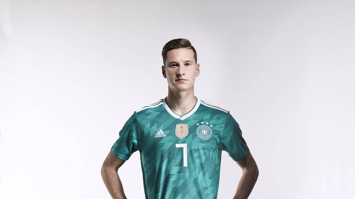 Das grüne Outfit erinnerte an das Trikot aus dem Halbfinale der WM 1990, als die deutsche Mannschaft nach einem packenden Krimi gegen England ins Finale einzog und später den Titel holte.