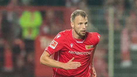 BERLIN, GERMANY - SEPTEMBER 27: Marvin Friedrich of 1.FC Union Berlin runs with the ball during the Bundesliga match between 1. FC Union Berlin and Eintracht Frankfurt at Stadion An der Alten Foersterei on September 27, 2019 in Berlin, Germany. (Photo by Boris Streubel/Bongarts/Getty Images)