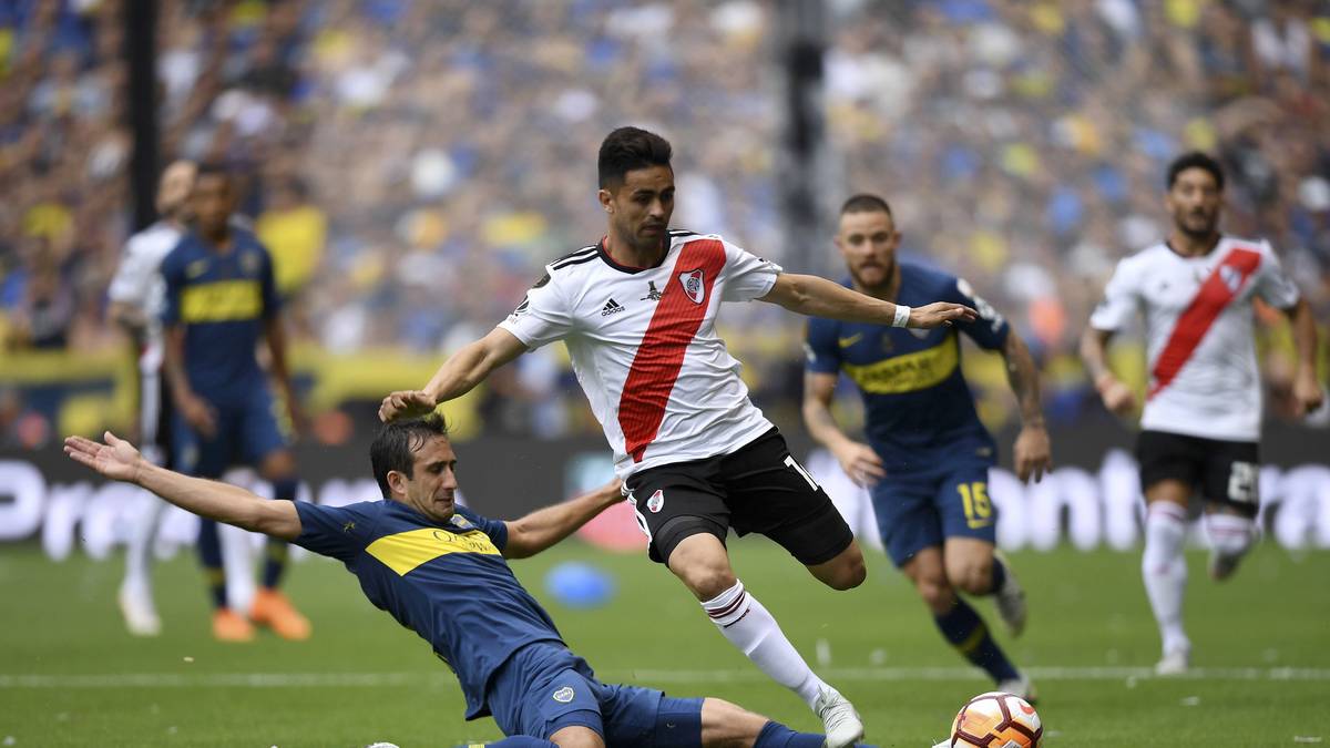 Das Spiel wird für River Plate vor rund 50.000 Boca-Fans zum Spießrutenlauf. Gonzalo "Pity" Martinez wird etwa bei einem Eckball mit einem Kaffeebecher beworfen. Er führt den Standard trotzdem aus - mit braunem Fleck am Ärmel