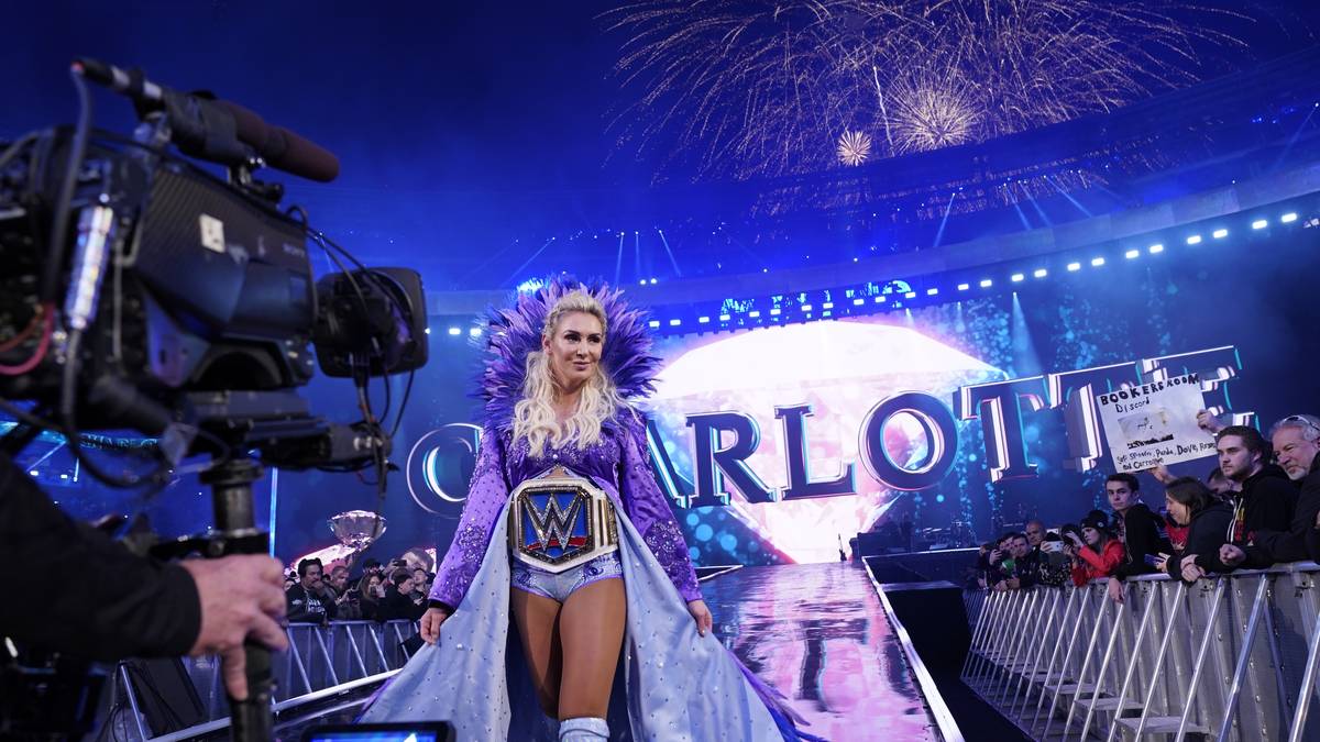 Charlottes Auftritt war nochmal eine Nummer größer - sie und Ronda Rousey verloren dann aber den Hauptkampf gegen Becky Lynch, die von WWE mehr über ihr Können im Ring als über ihre Glamour-Auftritte definiert wird