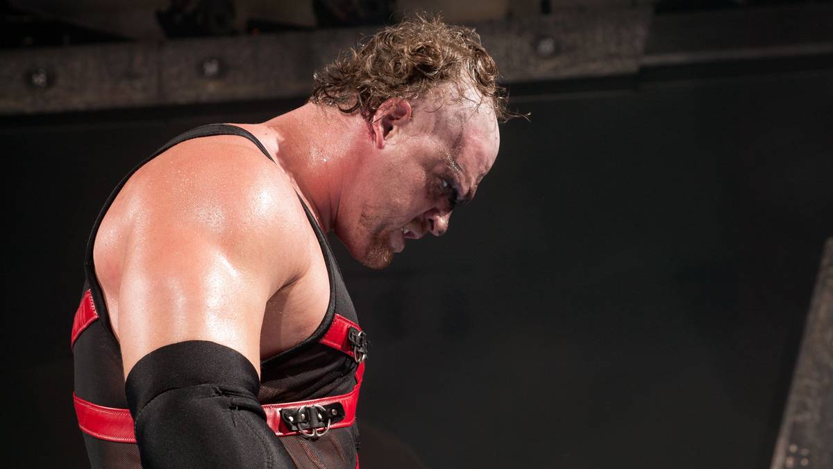 23. JUNI 2003 - Der mysteriöse Kane setzt in einem Match gegen Triple H seine Maske aufs Spiel - und verliert. Zum ersten Mal sehen die WWE-Fans das wahre Gesicht des Undertaker-Bruders. Der Startschuss für eine Neuerfindung als umso wütenderes Monster