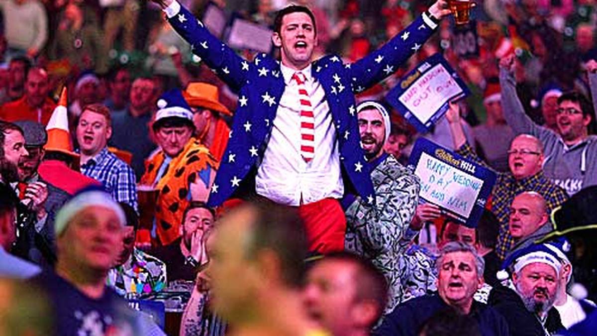 Dieser Dartfan möchte lieber selbst im Mittelpunkt stehen