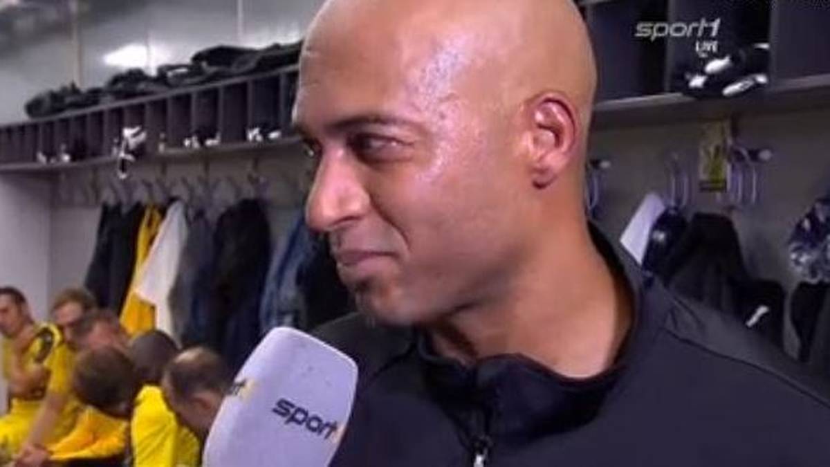 Halbzeit-Interview in der Kabine - beim Abschiedsspiel kein Problem