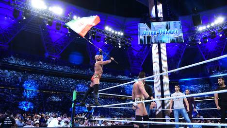 Shawn (l.) und Ariya Daivari (2.v.l.) provozierten beim WWE Greatest Royal Rumble mit der Iran-Flagge