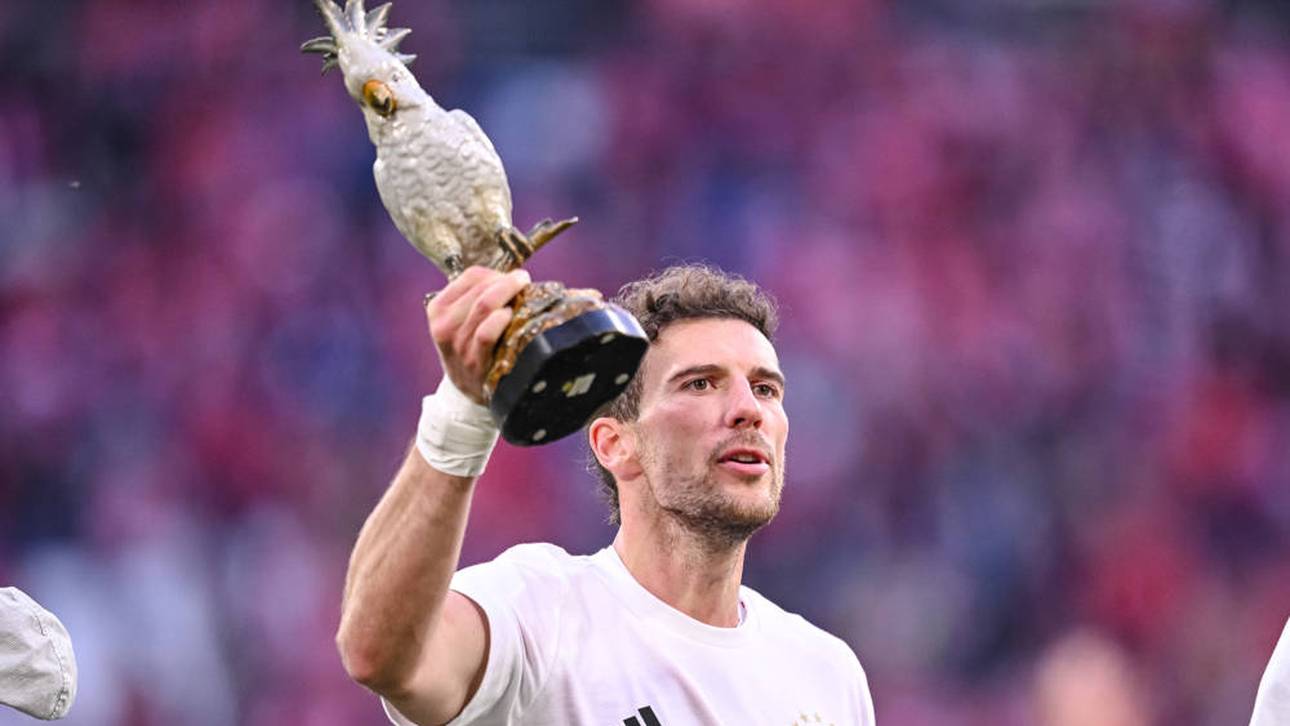 Leon Goretzka hat die Kakadu-Figur mitgebracht