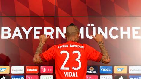 Arturo Vidal posiert mit seinem neuen Trikot für die Journalisten