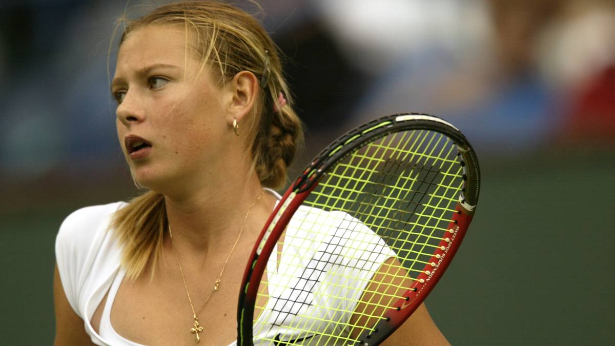 2002 debütiert sie dann als 14-Jährige auf der WTA-Tour. Zwar verliert Sharapova in Indian Wells in der zweiten Runde deutlich gegen Monica Seles, doch drei Siege bei Juniorenturnieren im gleichen Jahr machen klar, dass der Teenager vor einer großen Karriere steht