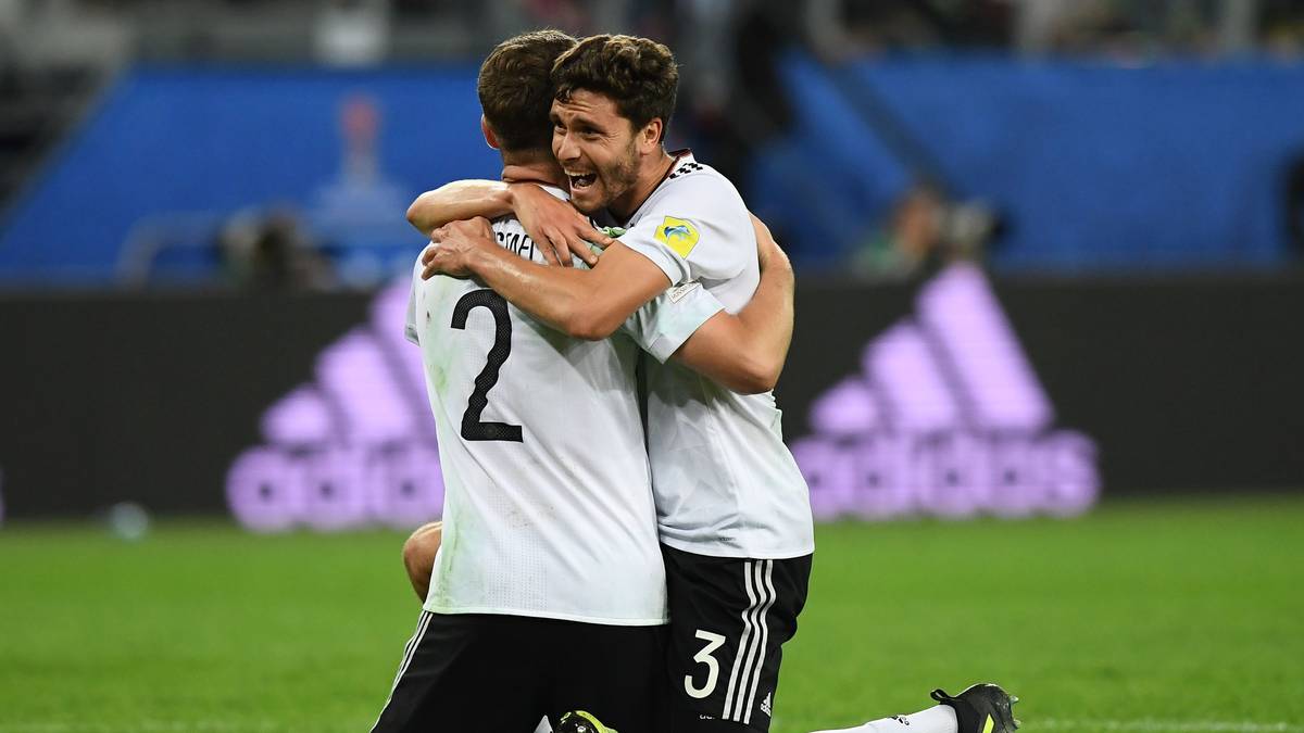 Die Deutschen liegen sich dagegen in den Armen. In einem anfangs belächelten Test-Turnier ist die zweite Garde der Nationalmannschaft zusammengewachsen und holt sich mit dem Confed Cup entgegen vieler Erwartungen den letzten noch fehlenden Titel in der DFB-Historie