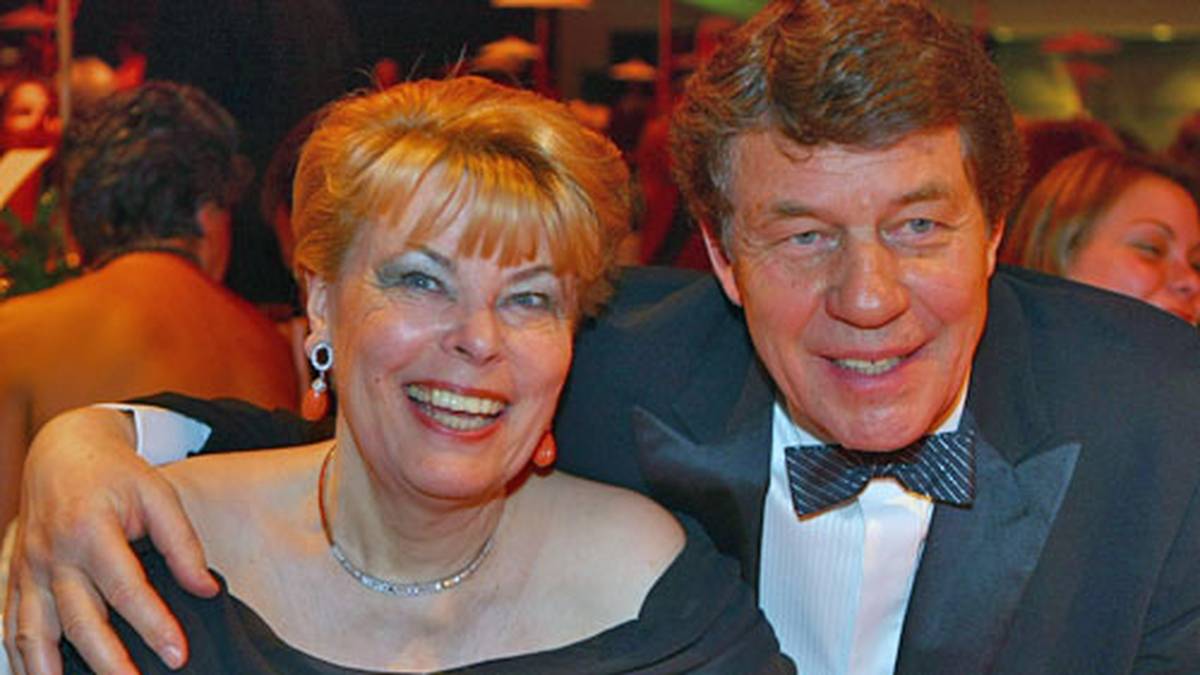 Privat hat Rehhagel 2013 Grund zur Freude: Mit Ehefrau Beate, die er 1963 heiratet, feiert die Trainerlegende Goldene Hochzeit. Die Ehe empfiehlt Rehhagel übrigens auch seinen Spielern: "Ich schätze es, wenn Fußballer verheiratet sind, denn die eigene Frau ist das beste Trainingslager"