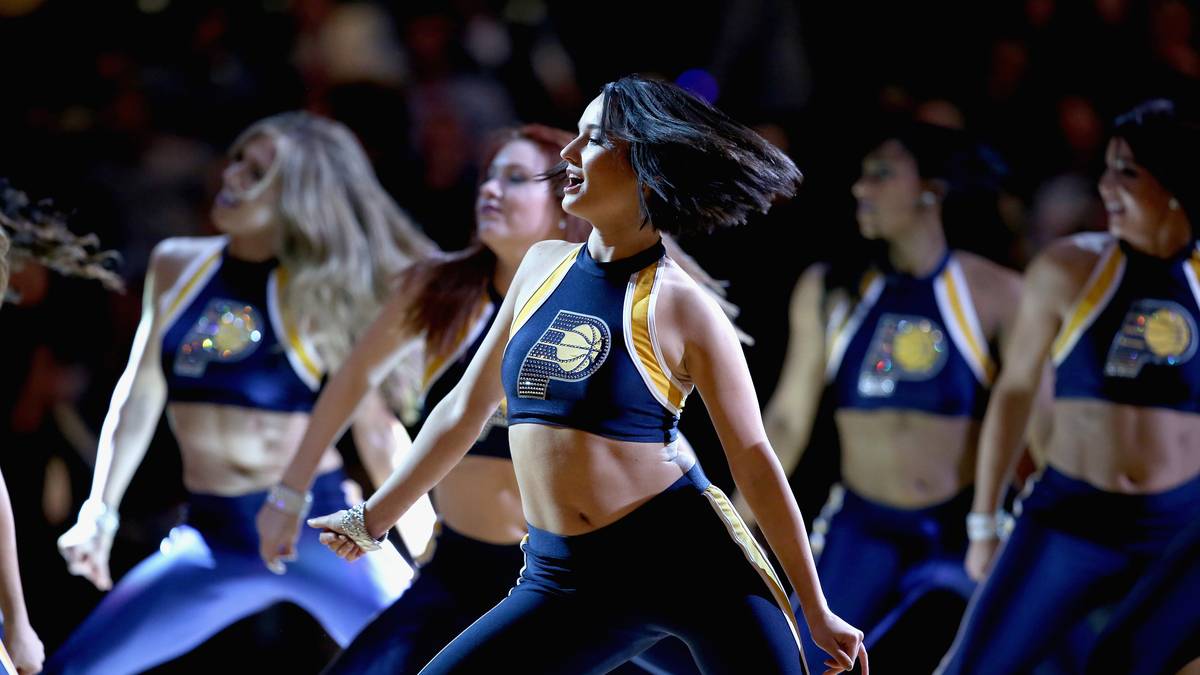 Indianas Tänzerinnen versuchen alles , um ihre Mannschaft zu motivieren