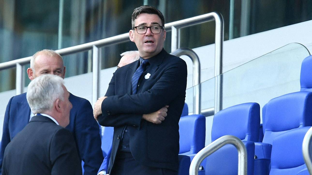 Andy Burnham (M.) bei einem Fußballspiel des FC Everton