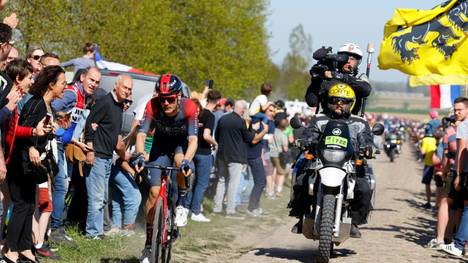 Dylan van Baarle gewinnt Klassiker Paris-Roubaix