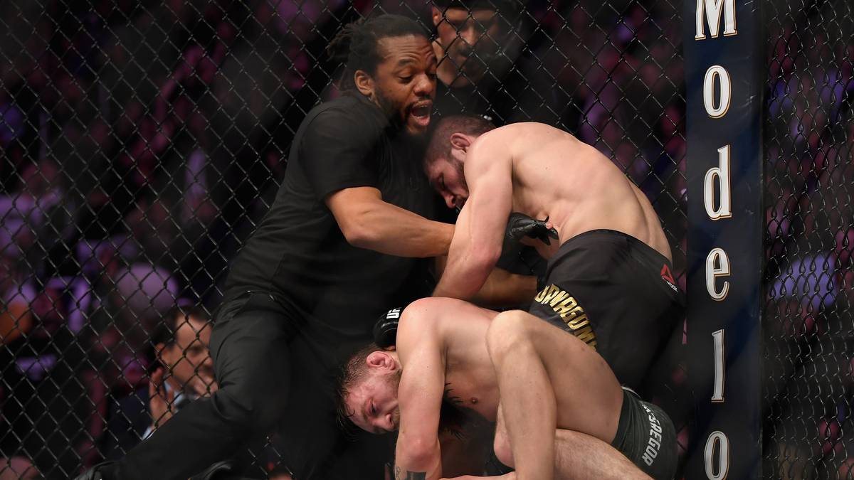 Der Kampfrichter schreitet ein, befreit McGregor von seinen Qualen und erklärt den Kampf für beendet. Nurmagomedov siegt behält seinen UFC-Titel im Leichtgewicht