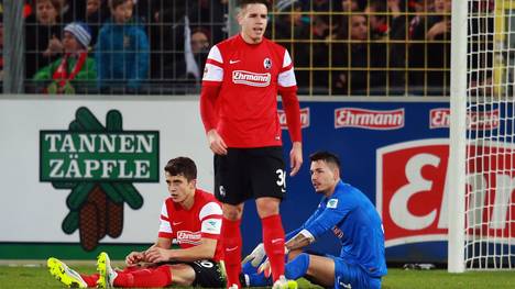 Hannover 96 gelingt in der Nachspielzeit der Ausgleich in Freiburg- dank des Patzers von SC-Torwart Roman Bürki (r.)