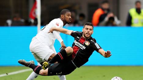 LEVERKUSEN, GERMANY - MAY 05: Kevin Volland of Bayer 04 Leverkusen is challenged by Almamy Toure of Eintracht Frankfurt during the Bundesliga match between Bayer 04 Leverkusen and Eintracht Frankfurt at BayArena on May 05, 2019 in Leverkusen, Germany. (Photo by Christof Koepsel/Bongarts/Getty Images)