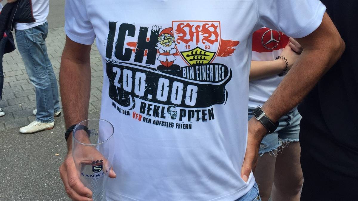 Dieser Herr präsentiert schon mal das entsprechende T-Shirt, das bei den Feierlichkeiten getragen werden soll und auf dem in großen Buchstaben folgende Worte prangen: "Ich bin einer der 200.000 Bekloppten, die mit dem VfB den Aufstieg feiern". Pikant: Statt des "Os" im Wort "Bekloppten" ist das Konterfei von Kevin Großkreutz abgebildet