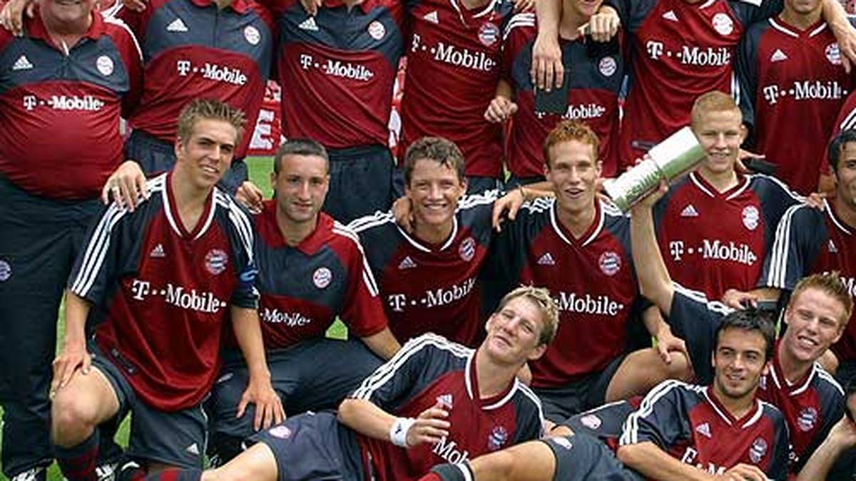 Lahm (l. unten) kommt 1995 vom FT Gern zu Bayern, als Kapitän führt er die A-Jugend des FC Bayern zu zwei Meisterschaften. Schon damals beweist er sein Talent zur Vielfältigkeit: Lahm spielt rechts wie links, kommt unter seinem größten Förderer, Trainer Hermann Gerland, aber auch immer wieder im zentralen Mittelfeld zum Einsatz