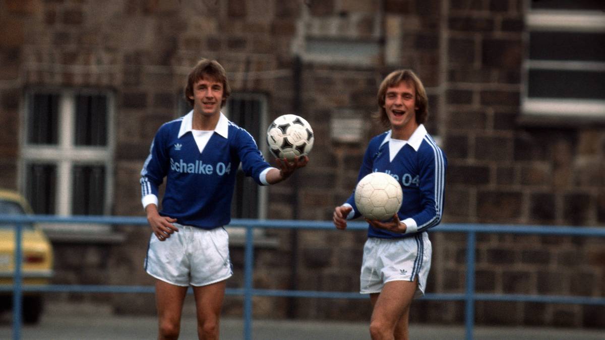 VOLKER UND RÜDIGER ABRAMCZIK: Die Abramczik-Brüder schaffen es sogar beide in die Top-Ten der jüngsten Schalker Debütanten. Volker wurde knapp zwei Monate vor seinem Bruder Rüdiger von der Leine gelassen, allerdings erst im Jahr 1981. Rüdiger bleibt somit zumindest in der famlieninternen Rangordnung auf dem ersten Rang, debütierte er doch bereits in der Saison 1973/74
