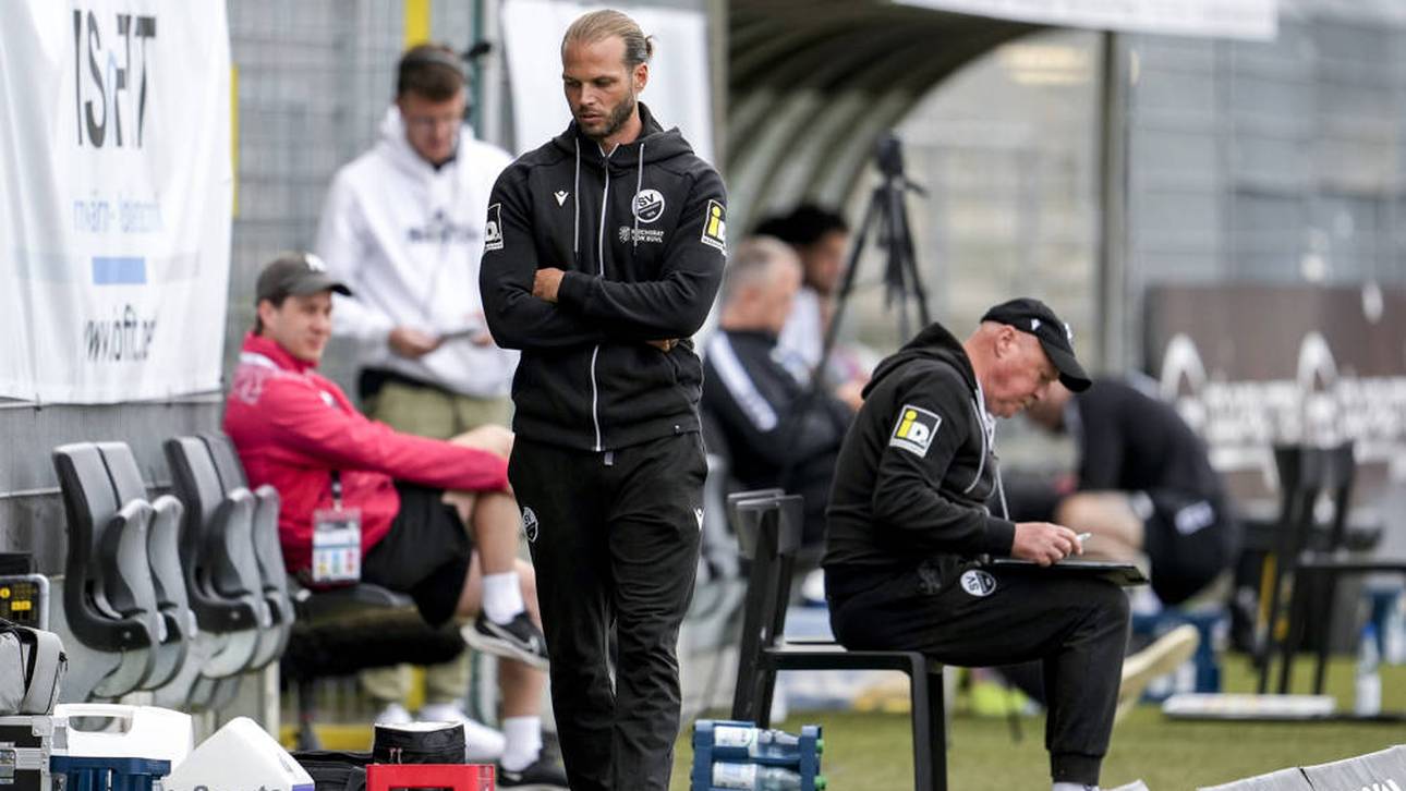 Dennis Diekmeier (l.) bleibt nach dem Abstieg Co-Trainer des SV Sandhausen