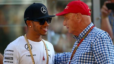 Mercedes-Aufsichtsratschef Niki Lauda (r.) verteidigt seinen Schützling Lewis Hamilton (l.)