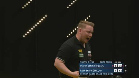 Martin Schindler besiegt Weltklasse-Spieler Ryan Searle mit 6:1 und stürmt ins Viertelfinale beim German Darts Grand Prix. Dort wartet Namensvetter Martin Lukeman. 