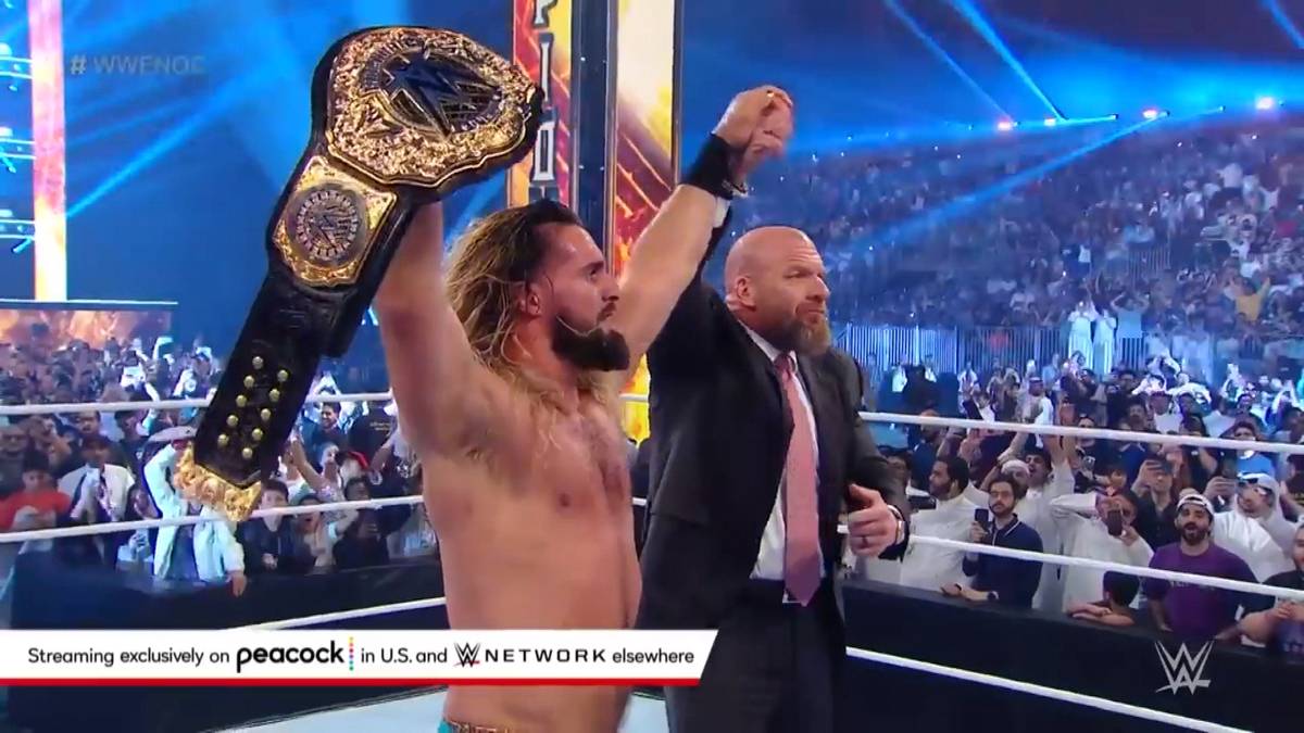Bei WWE Night of Champions gewinnt Seth Rollins den wieder eingeführten World Heavyweight Title. Ligavorstand und Ringlegende Triple H schnallt ihm den Gürtel persönlich um.