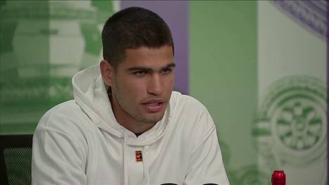 Vor seinem Auftaktmatch in Wimbledon gegen Jan-Lennard Struff gibt sich Shootingstar Carlos Alcaraz trotz mangelnder Vorbereitung selbstbewusst. Er glaube daran, dass er das Turnier gewinnen könne.